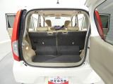 【使い勝手の良い荷室】日常の買い物からレジャーまで活躍します。後席を倒せばさらに広く使え、大きな荷物の積み下ろしもラクに行えます。