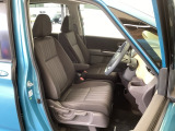 フロント広々、セパレートシートの運転席は、ハイトアジャスターが付いているので、快適にドライブができます。ハンドルはテレスコピック機能で、ハンドル位置を上・下・手前・奥に調節できます。