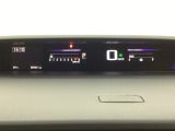 デジタル表示のスピードメーターとタコメーターを大きく配した見やすいメーター部になっています。左側のインフォメーション画面でオドメーターや燃費などの情報を確認できます。