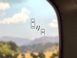【ブラインドスポットモニター】走行中、ドアミラーの死角になりやすい箇所に後続車が接近するとサイドミラーのレンズに警告を表示!ドライバーに注意喚起をしてくれます。