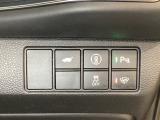 ハンドルの右側にHondaセンシング用のメインスイッチとパワーテールゲートスイッチがついています。パワーテールゲートスイッチは車内からでもテールゲートの開け閉めを電動でできます。