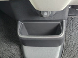 足元には便利なセンターロアボックスを設置。車内を整理しやすく、使い勝手の良さが魅力です。
