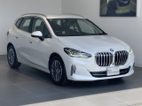 「毎日の移動を、もっと上質に。ゆとりある室内空間とBMWならではの走る歓びを兼ね備えたプレミアムコンパクト。」扱いやすいサイズと広々とした室内を両立した一台。テクノロジーパッケージを備え、快適性も充実。