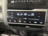 【オートエアコン】一度お好みの温度に設定すれば、車内の温度を検知し風量や温度を自動で調整。暑い&hellip;寒い&hellip;と何度もスイッチ操作をする必要はありません。快適な車内空間には必須の機能ですね♪