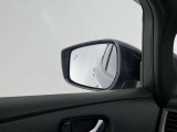 【ブラインドスポットモニター】巻き込み事故防止や、車線変更時の事故も予防します。