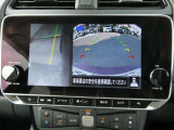 ギアを『R』に入れた後、カメラボタンを押すと、運転席から見えない左側面をナビ画面にうつしてくれるので、幅寄せや縦列駐車がし易くなります。