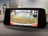 【バックカメラ】運転席から画面上で安全確認ができます。駐車が苦手な方にもオススメな便利機能です。