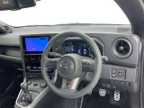 ドライバーファーストのコックピットを実現するために、スペースやレイアウトの工夫を施すことで、運転に集中しやすく、走りを存分に楽しめる設計になっています。