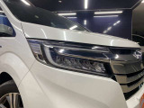 【LEDヘッドランプ】ハロゲンヘッドランプの約2倍の光量でより明るく遠くを照らし、夜間走行時の視認性を高める。さらに長寿命や、省電力も魅力。