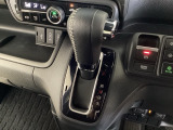 CVT車のセレクトレバーです。低速から高速まで、変速ショックのないスムーズな走りを実現するとともに、エンジン効率のよい領域を維持することで燃費にも貢献します。