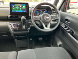 開放的で周囲が広く見渡せる運転席は車両の感覚がつかみやすくて安心安全です♪室内状態も良好の車両です。