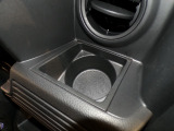 運転席の届きやすいところにドリンクホルダーがついています。視線をそらすことなく手に取れるので運転に集中できて安心ですね。