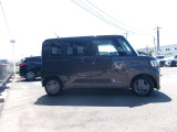 スライドドアですので、狭い駐車場での、乗り降りも、しやすく便利です。