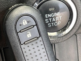 【キーフリーシステム】カバンやポケットに入れたままでもドアの施錠・解錠が可能なスマートキーを装備。エンジンのオン・オフ時もカギを取り出す必要が無いからとっても便利です♪
