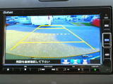 バック駐車が苦手な方や、初めてのお車で不安な方も安心。後方の映像をナビ画面に表示するため、周囲を確認しながらスムーズに駐車できます。