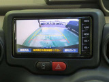 車両後方の映像を映すバックモニター。進路を確認しながら安全に車庫入れできます。