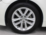 純正アルミホイールは精度が高く、走行の安定性が優れています。タイヤサイズ215/55R17
