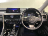 乗る者の気持ちをときめかせる上質な室内空間となっています。視界も広々で運転しやすいです。
