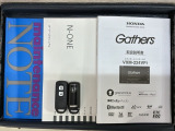 スマートキーは鍵をバッグに入れたままでもドアロックの開閉やエンジンのON・OFFができます。夜間や雨の日も鍵を探さなくて良いので便利です。