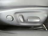 運転席のシート調整を電動で調整できます。無段階調整なので、どなたにもピッタリの調整が可能です。
