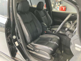 運転席、助手席です。座面も広くゆったりと座れてアームレストも付いているので重宝します。