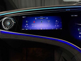 デジタルインテリアパッケージ装着車。助手席専用ディスプレイを搭載し、動画視聴やナビ操作など快適なエンターテインメント空間をお楽しみいただけます。