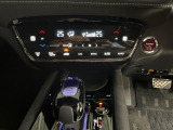 【オートエアコン】一度お好みの温度に設定すれば、車内の温度を検知し風量や温度を自動で調整。暑い&hellip;寒い&hellip;と何度もスイッチ操作をする必要はありません。快適な車内空間には必須の機能ですね♪