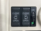 両側パワースライドドアを採用しており、運転席から簡単に開閉操作が可能です。駐車場や狭い場所でも扱いやすく、乗車時・降車時の負担を軽減します。