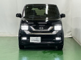 LEDヘッドライトを装備しています。LEDヘッドライトはとても明るく、雨の日や夜間走行も安全・安心です。オートライトコントロール付きで周囲の明るさに応じて自動で点灯・消灯します