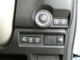 スマートキーを携帯していればキーを取り出さずにドアを施錠&解錠。クルマの始動も可能です。