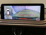 映像で見づらい車両周辺の確認をアシスト。クルマを真上から見ているような映像を表示。 運転席から確認しにくい車両周囲の状況を把握。