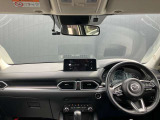 フロントピラーの位置を従来よりも後方にレイアウト。運転席からの視界の広がりを向上。車両の周囲の状況を、いち早く知ることで、安全に運行できます。