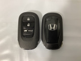 スマートキーを装備しています。鍵を差し込むことなくドアロックの開け閉めと、スタートボタン操作でのエンジンスタートができます。ボタン操作でトランクが開けられる電動テールゲートのボタンもついています。
