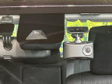 【プリクラッシュセーフティ】前方の車両等を検知し、衝突しそうな時は警報で注意を促し、ブレーキを踏む力をサポート。ブレーキを踏めなかった場合は衝突被害軽減ブレーキが作動、衝突回避をサポートします。