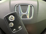 【Hondaスマートキー】カバンやポケットに入れたままでもドアの施錠・解錠が可能なスマートキーを装備。エンジンのオン・オフ時もカギを取り出す必要が無いからとっても便利です♪