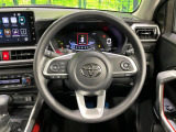 インテリアに合わせたデザインのステアリングは、運転される方のことも考え、運転しやすい形状、大きさです。是非一度、実際に触ってお確かめください。