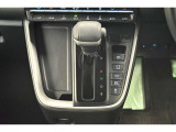 ハイブリッドカーですが運転操作は普通の車と変わりませんのでご安心ください。操作方法はスタッフが説明いたしますのでお気軽にご質問ください