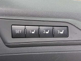 【運転席ポジションメモリー付パワーシート】ワンタッチで記憶させていたシートの前後・リクライニングはもちろん、シートリフターも備えます☆快適なドライブをお楽しみ下さい♪