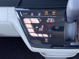 設定した温度をしっかりキープしてくれるオートエアコンで車内はいつでも快適です。タッチパネル式で凹凸がないからお掃除もラクラク♪