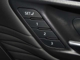 運転席のパワーシートは3名様分までメモリー機能付きです。