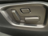 【パワーシート】電動でシートポジションの変更が可能です。手動式より細かくシート設定が可能ですのでより快適な姿勢でドライブを楽しんで頂けるでしょう。