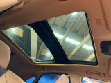 【パノラマルーフ】大型のガラスルーフ搭載で車内の解放感が一気にアップ!開放的なドライブをお楽しみいただけます。