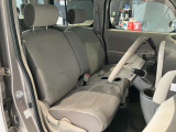 運転席、助手席です。座面も広くゆったりと座れてアームレストも付いているので重宝します。