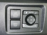 【インタークーラーウォータースプレー】インタークーラーに水を吹き付け冷却し、エンジンの出力を維持するためのスイッチです。