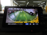 バックカメラの画像です。ガイドラインがスムースな車庫入れをサポートいたします。車庫入れの安心感がアップしますね。