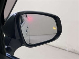 隣車線を走る車両をレーダーで検知し、ドアミラーでは確認しにくい後側方エリアに存在する車両に加え、急接近してくる車両も検知します。車両を検知するとドアミラーに搭載されたLEDインジケーターが点灯します。