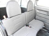 ★リアシート★くつろいで乗車できる幅の広いシートです。すぐれた耐久性と、サラサラとしたさわり心地を両立したシート表皮が採用されています。ダイブダウン機構でシートを座面ごと足元へ収納可能です!