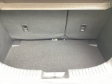 ラゲッジルーム内の凹凸をなくす事でスッキリした広がりを造りだし、荷物がスムーズに出し入れできる気持ちよさ、使い易さを実現!