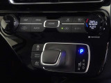 電気式スイッチ採用のエレクトロシフトマチックのシフトレバーです、軽い操作でシフトチェンジができます。