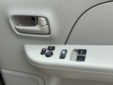 運転席ドアのパワーウインドウ操作スイッチと電格ドアミラーのリモコンスイッチです。狭い駐車場やすれ違い時にドアミラーが遠隔操作で格納できると大変便利です。
